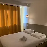 Saint Roch Centre מלון 3*