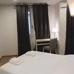 Saint Roch Centre מלון 3*