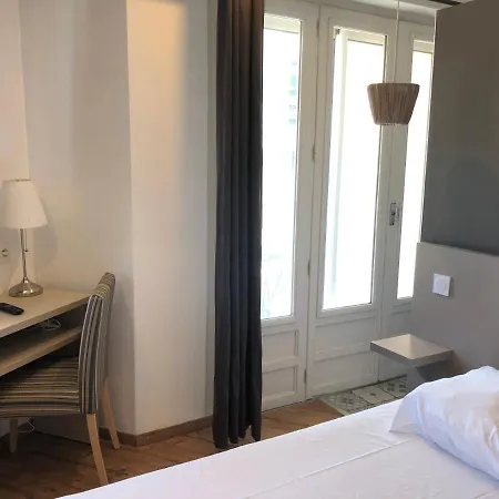 מלון Saint Roch Centre 3*